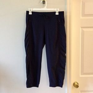 Athleta Capris NWOT Size 4 Athleta Black Pants